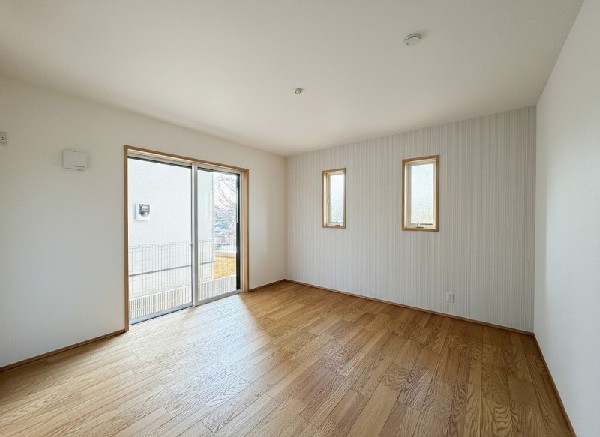 2面採光でお部屋の隅々まで明るい印象の居室。おひさまの光を、爽やかな風をたっぷりと取り込めます。