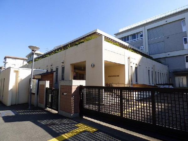 周辺環境:たちばな中央保育園(川崎市の認可保育園。対象は0歳～5歳で定員90名です。祝祭日を除く月曜～土曜で7時～20時まで預かってくれます。)