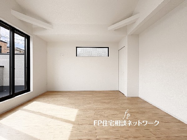 快適性とゆとりをデザインしたリビングは21.2帖もの広さ。2階リビングなので、目線を気にせず昼夜窓を開放しても寛げる。陽当たりの良さはもちろん、眺望も良好です。