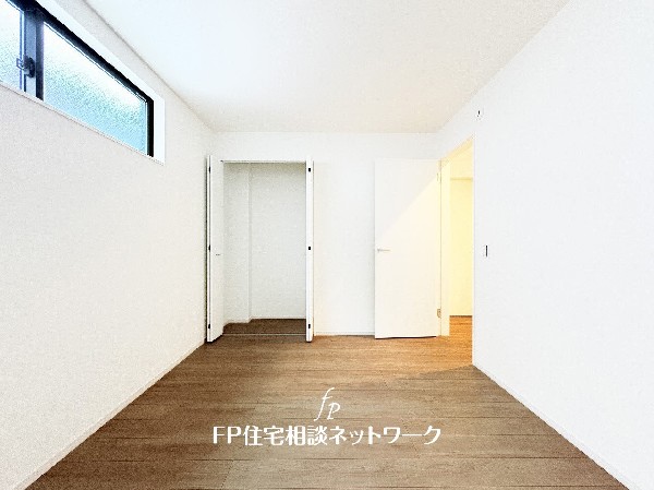 収納力が豊富な大型クローゼット。普段着やスーツはもちろんのこと、コート類などもしっかり掛けられます。奥行きもあり、部屋がスッキリしますね。