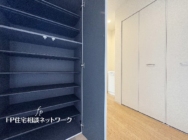 散らかりがちな玄関をスッキリと保てる玄関収納は、家の中に入る時最初に目に付く場所だからこだわりたい。落ち着いた色目が、室内のカラーやデザインと調和。