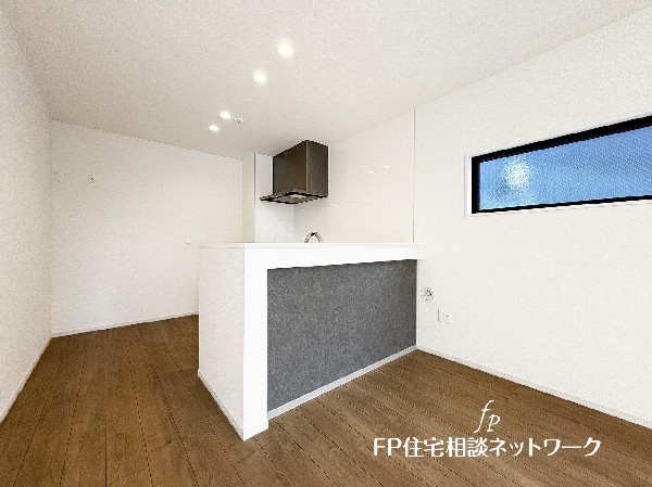 対面式のカウンターキッチンですので、出来上がったお料理をカウンターに並べてお子様が運ぶなど、お手伝いの時間も増えそうですね。