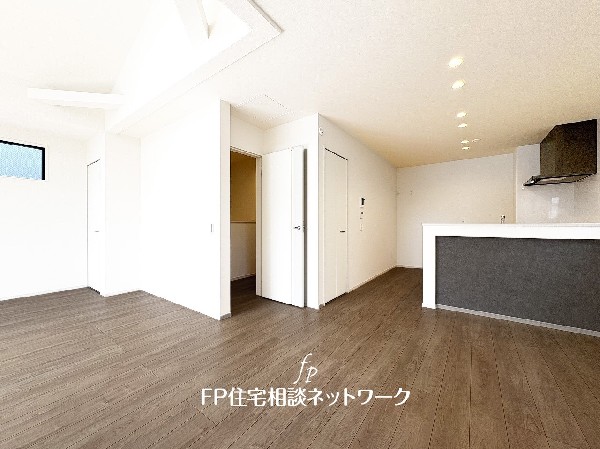 リビングで遊ぶお子様を見守りながらお料理が出来る対面式カウンターキッチンは、料理をしながらご家族との会話を楽しめます。毎日のお料理も楽しくなりますね。