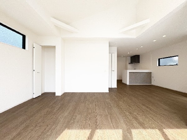 想像以上の質感が訪れる者の心を離さない。フローリング素材、窓の配置、壁面タイル、カラーバランス、どれをとってもワンランク上の仕上がり。