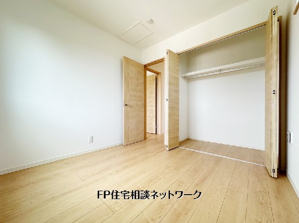 【洋室4.5帖】  明るい木目調で統一された清潔感あふれる洋室です。4.5帖のコンパクトな空間ながら、便利なクローゼット完備でお部屋を広く使えます。