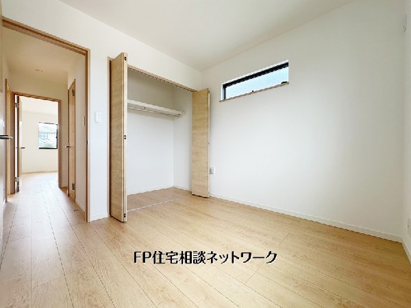 明るく清潔感のある室内は、高窓から差し込む光が心地よい空間です。大容量のクローゼット完備で、お部屋をすっきり広々と使えます。木の温もりを感じるフローリングが、上質な暮らしを演出します。