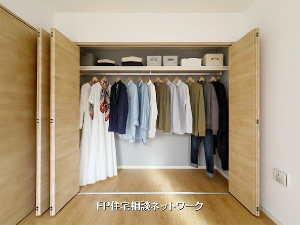 【クローゼット】  本画像はAIがCGで衣類作成しており、実際の現地に衣類は設置されておりません。また、販売価格に衣類等は含まれておりません。