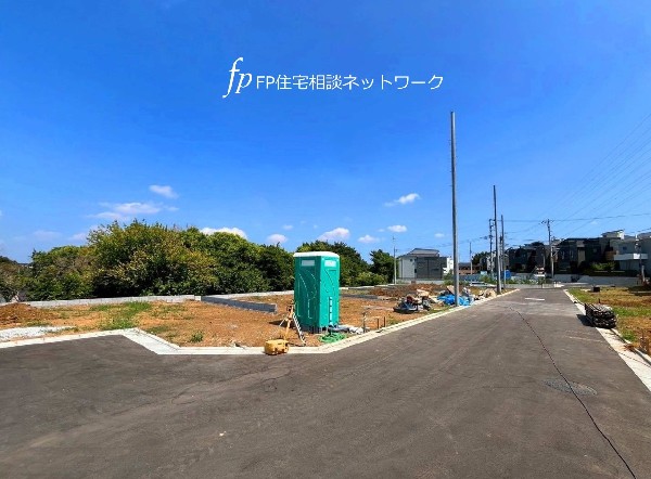 外観:横浜市営グリーンライン「北山田」駅より徒歩12分。全棟125平米以上の敷地面積に2台駐車可能。全13棟の大型分譲住宅が誕生します。