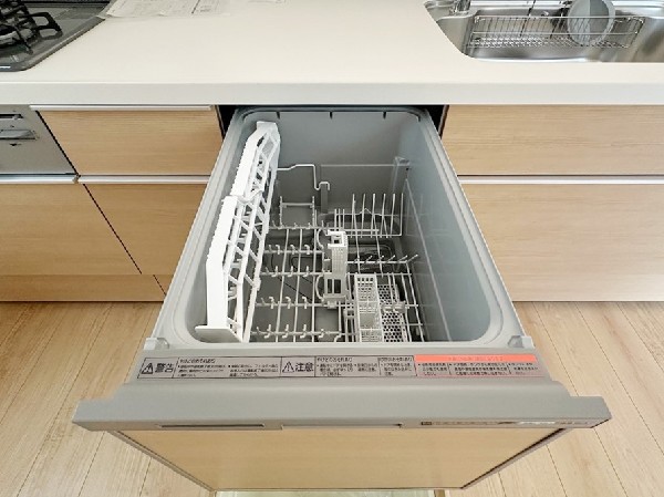 同仕様設備：【食洗機】利用者が増えているのはメリットが多いから。時間の節約、手が荒れない、水道代の節約、高温度で洗うので油汚れもしっかり落とせる。まさに理想家電。