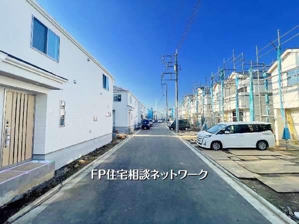 外観:建物が続々と完成し、整った街並みが見えてきました。前面道路が広く車のすれ違いも安心。カースペース2台を確保した住まいが並ぶ、落ち着いた住宅エリアです。