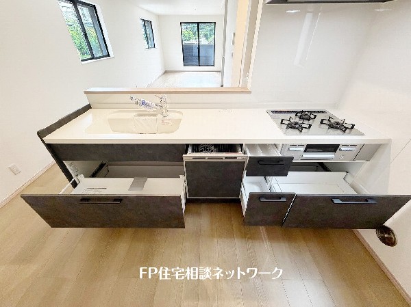 スライド収納付きのシステムキッチン。料理器具なども収納できて出し入れもスムーズ。収納量もたっぷりなので料理器具やストック調味料なども入れられる。