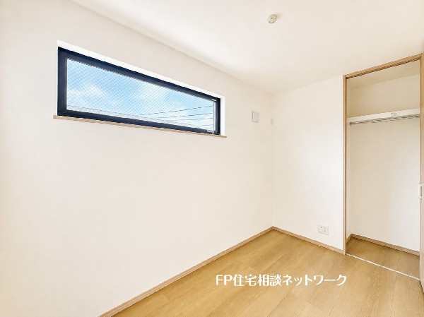 収納力が豊富な大型クローゼット。普段着やスーツはもちろんのこと、コート類などもしっかり掛けられます。奥行きもあり、部屋がスッキリしますね。