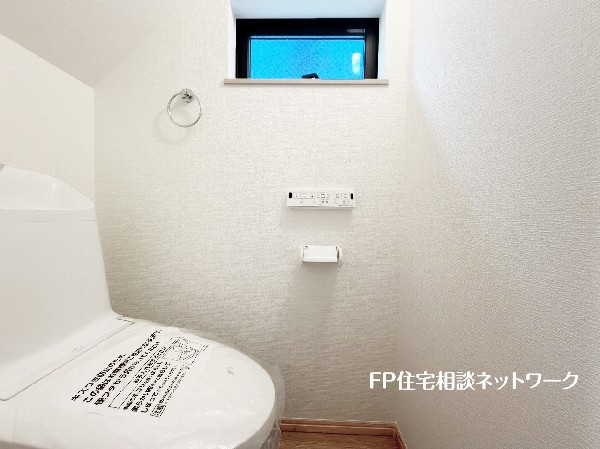 ウォシュレット、暖房便座機能付のトイレです。従来型に比べ節水効果があり、お手入れもしやすいので、家計も家事の負担も軽減してくれます。