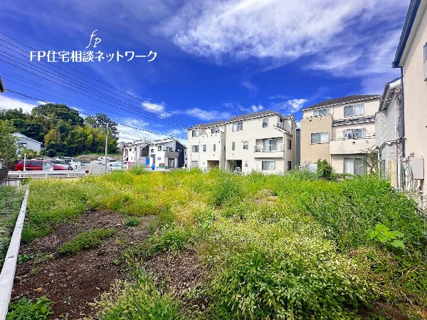 外観:平坦なエリアに位置し、周辺にはお買物施設も充実しており日常生活にも困らない便利な立地です。