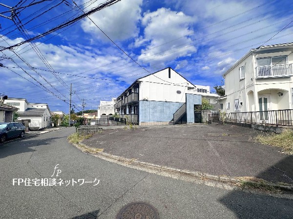 外観:前面道路とカースペースに高低差が無く、道路の幅員も約4.8ｍありのでお車の駐車もラクラクです。