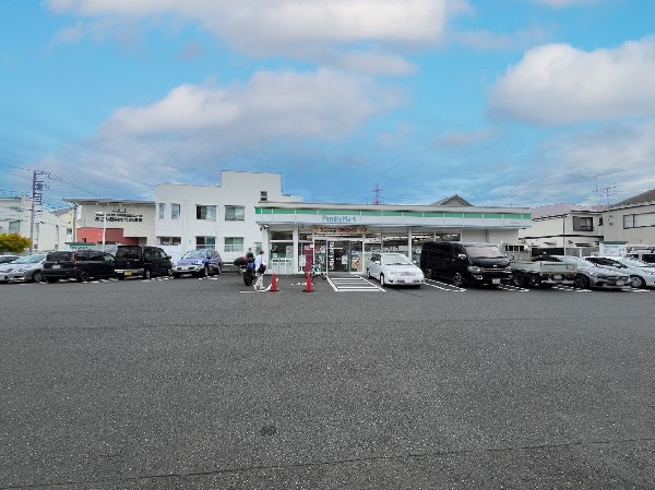 周辺環境:ファミリーマート 青葉大場町店(コンビニが近いのは何かと助かります。いまや買物だけではなく、行政、銀行、民間サービス等も関係する最重要施設。)