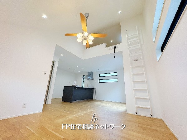 勾配天井を生かした小屋裏収納を完備。お子様の秘密基地や、ライブラリースペースとしてなど、楽しく使えそうです。