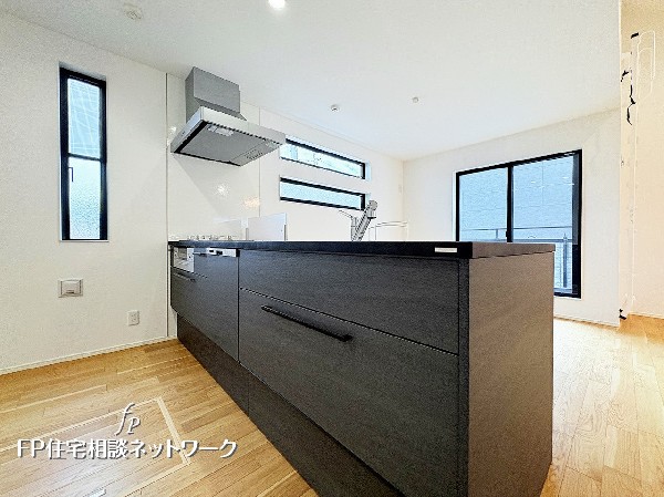 リビングで遊ぶお子様を見守りながらお料理が出来る対面式カウンターキッチンは、料理をしながらご家族との会話を楽しめます。