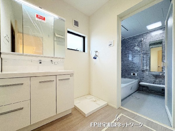 広々洗面室で、朝の身支度も快適スムーズに。収納しやすいスライドタイプの洗面化粧台は大きさも十分。大きな窓もあり、換気も良好。