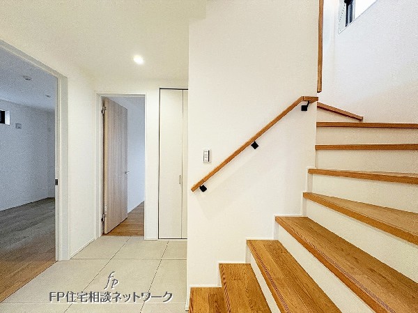 1mの横幅のある階段は、段の高さも低めで手摺りもついていますので、お子様やご年配の方はもちろん、お荷物を持っての移動にも助かります。