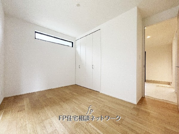 室内はバリアフリー仕様。ナチュラルな雰囲気の色合いで、穏やかな印象のお住まいです。