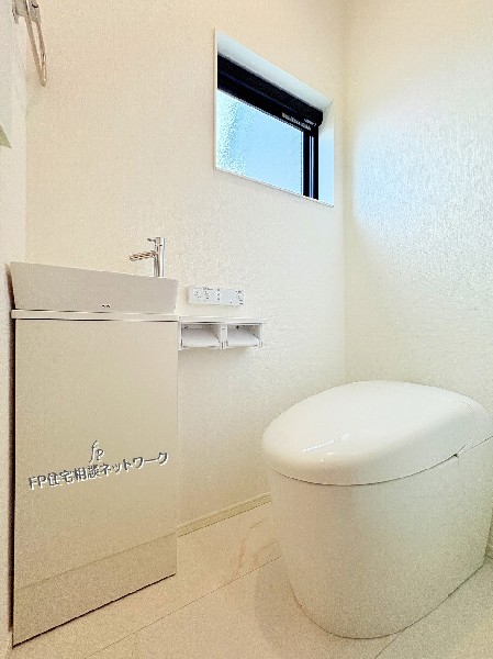 お掃除もしやすく、スッキリとした形状のタンクレストイレ。節水効果にも期待ができます。