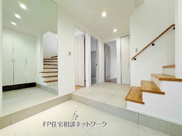 広々としたスペースで、床、タイル、収納、どこを見てもお洒落で洗練された玄関。贅沢な空間使いで訪れる人、住まうひとを心地よくお迎えします。