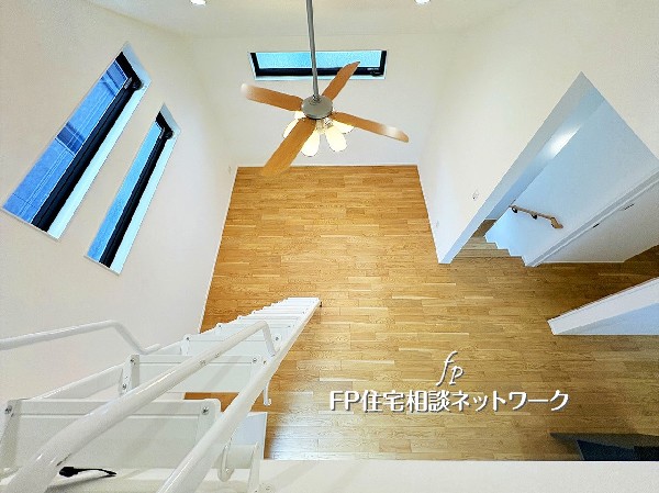 開放感と採光にこだわったLDK上部は勾配天井仕様に。数字以上に開放感に溢れ、空間の広さを感じて頂けます。天井が高いっていいなと素直に感じます。