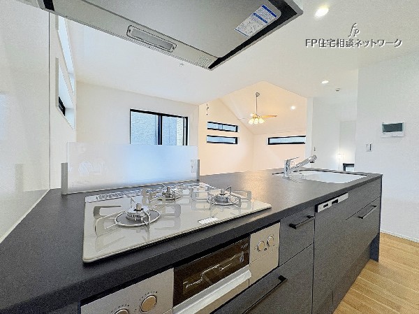 スタイリッシュなオープンキッチンはシックなこだわりの空間に仕上がりました。ご家族と一緒にお料理したり、ホームパーティなどでもみんなで楽しめる空間です。