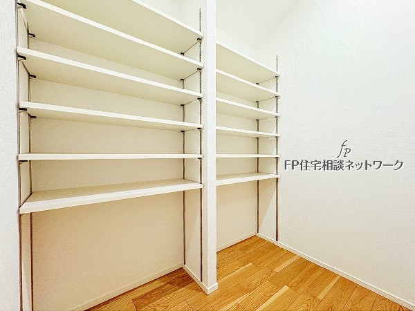 防災備蓄用品や食品のストックの置場にも便利な広々パントリーを完備。非常用の水は一人1日当たり3リットル、食料は最低3日分、できれば1週間分が必要とされています。