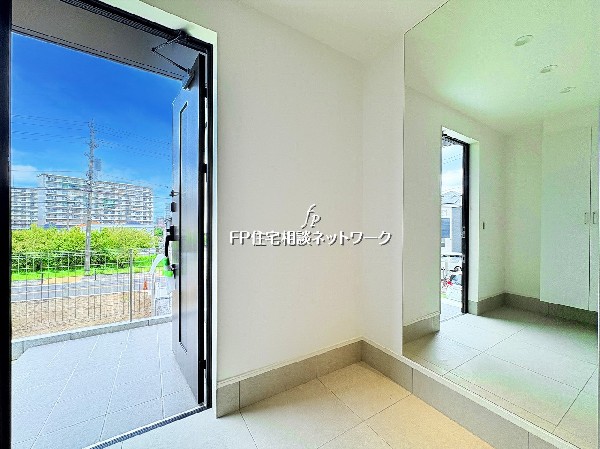 家の顔ともいえる玄関ホール。大きなドアを開けるとこんなに大きな鏡がお出迎えします。広々とした玄関は、それだけでゆとりを感じさせてくれます。