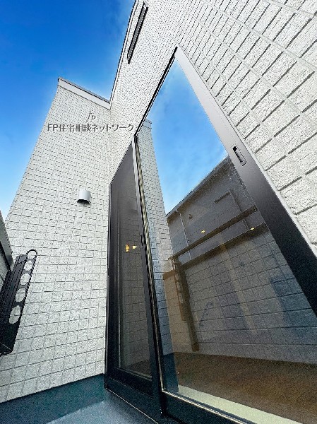 外観:バルコニーへの入り口にも高級感が感じられます。サッシがブラックなのも引き締まっている要因かもしれません。