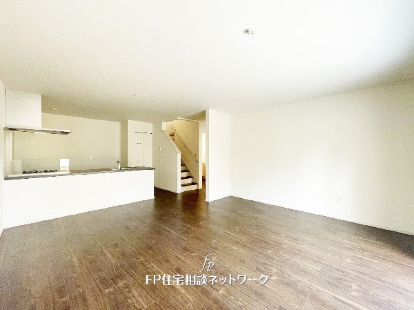 キッチンからリビング全体を見渡せる設計で、家族の会話が弾むLDK。