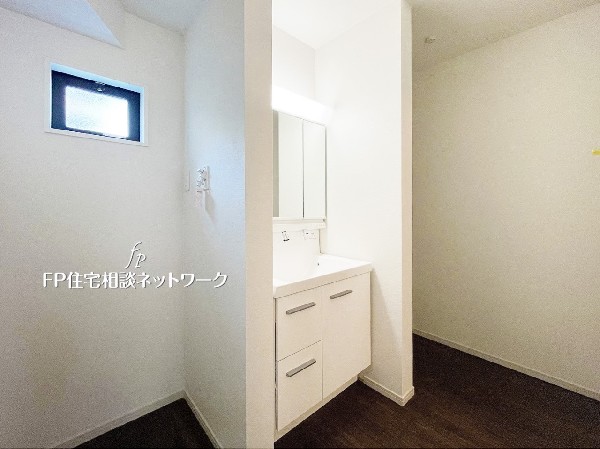 白を基調とした清潔感あふれる洗面スペース。朝の支度も気持ちよくスタートできます。