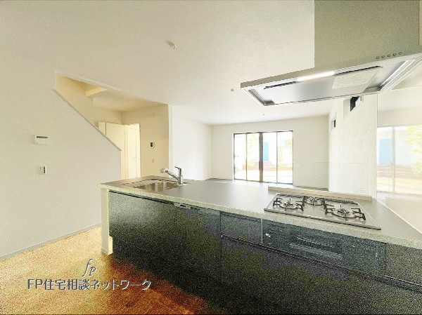 重厚感あるカウンターが映える上質なキッチン。開放的なリビングと調和し、毎日の時間を特別に演出します。