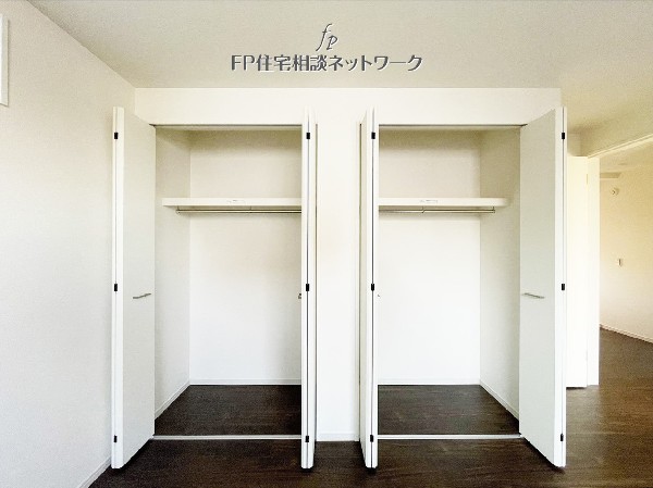 大容量の2面クローゼット。衣類や荷物を分けてしまえて、お部屋をいつも広々と使えます。