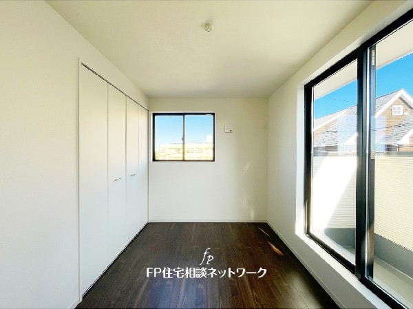 クローゼット付きで、衣類や小物も整理しやすい使い勝手の良い一室。