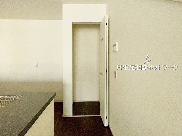 キッチンからすぐ手が届く場所に収納があり、使い勝手の良さが魅力です。