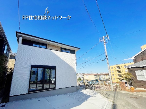 外観:シンプルで品のある外観が街並みに映える邸宅。陽光が降り注ぐ明るい住まいで、家族の新しい日常が始まります。