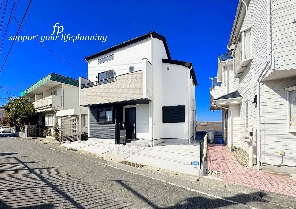 外観:【類似外観同仕様】施工例のため分譲中の建物とは外壁、屋根開口部等の形状・仕様が異なります。