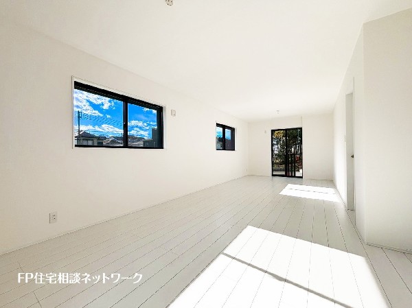 オープンな空間を生み出す、広がりとゆとり。家族と過ごす時間を大切にしたい方にぴったりのゆとりある住空間です。日差しがリビングの隅々までしっかりと届きます。