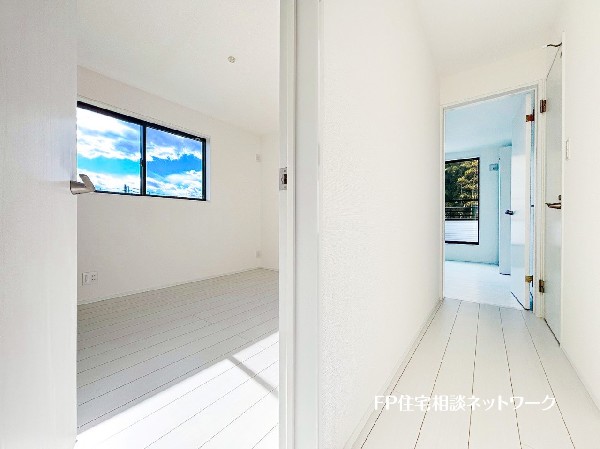 2面採光でお部屋の隅々まで明るい印象の居室。おひさまの光を、爽やかな風をたっぷりと取り込めます。居室内はいつも明るいので、毎日の生活も自然と明るくなりますね。