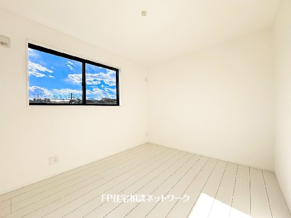 光を取り込みやすい2面採光の居室は日当良好。クローゼットの完備で収納スペースも十分。お子様にとっての「自分の部屋」。学習デスクやベッドの配置もラクラクです。