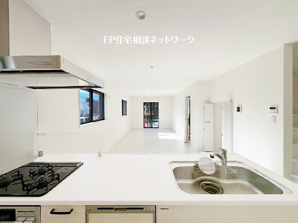 対面式のカウンターキッチンですので、出来上がったお料理をカウンターに並べてお子様が運ぶなど、お手伝いの時間も増えそうですね。