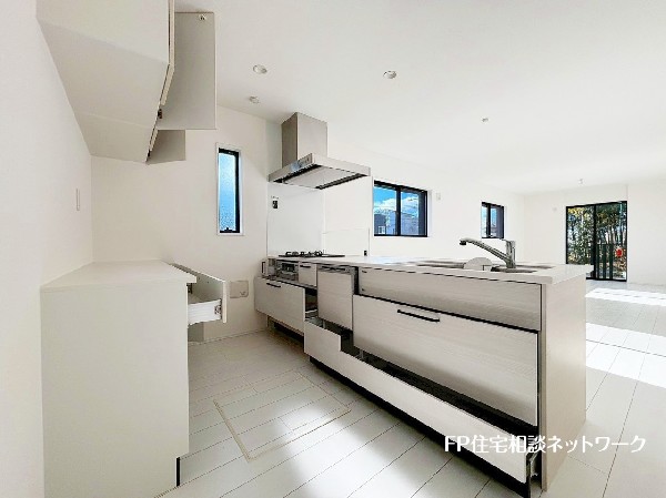 スライド収納付きのシステムキッチン。料理器具なども収納できて出し入れもスムーズ。収納量もたっぷりなので料理器具やストック調味料なども入れられる。