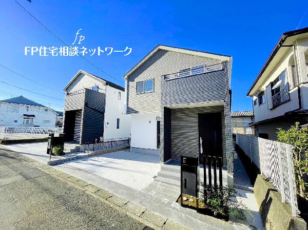 外観:【類似外観同仕様】施工例のため分譲中の建物とは外壁、屋根開口部等の形状・仕様が異なります。