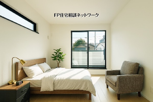 陽光が差し込む明るい主寝室。シンプルな色合いで家具レイアウトがしやすく、心地よく過ごせる空間です。■本画像はAIがCGで家具を作成しており、実際の現地に家具はございません。