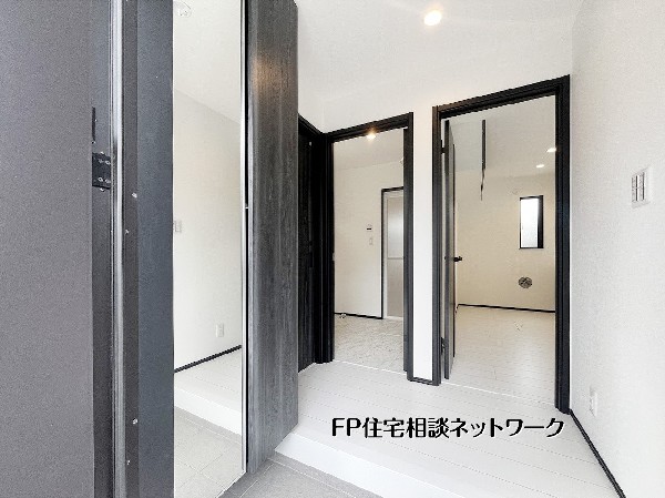 大容量の玄関収納を備えた使い勝手の良いエントランス。靴や小物がすっきり片付き、いつでも気持ちよく家族や来客を迎えられる空間です。