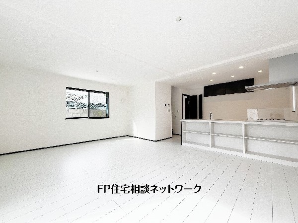 白を基調にした明るいLDKは、空間がより広く感じられる開放的なデザイン。清潔感あふれる室内で、家具のコーディネートも自由に楽しめます。