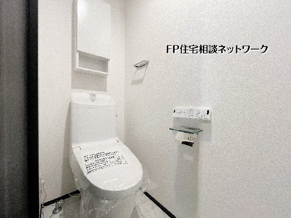 清潔感のある明るいトイレ空間。収納棚や便利なリモコン付きで使いやすさも◎。シンプルで落ち着いたデザインが毎日の快適さを支えます。